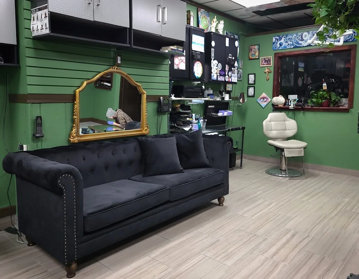 Circles & Lines Tattoo Studio tattoo shop in Windsor, ON