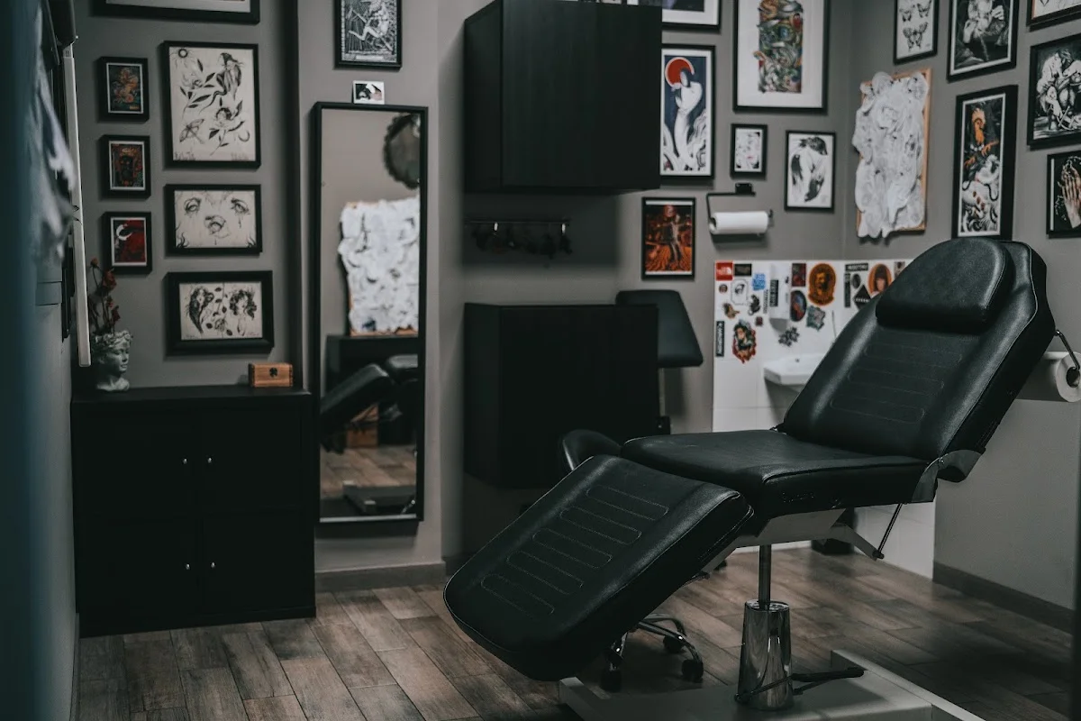 Black Swan Tattoo & Atelier tattoo shop in Bari, BA