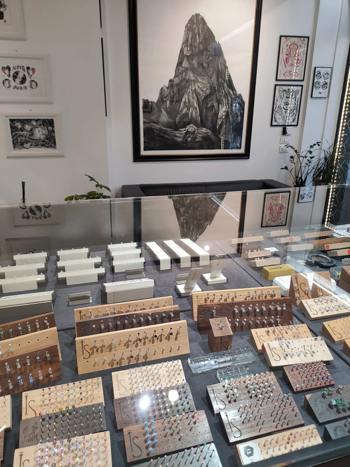 Indastria Piercing & Tattoo tattoo shop in Padova, PD