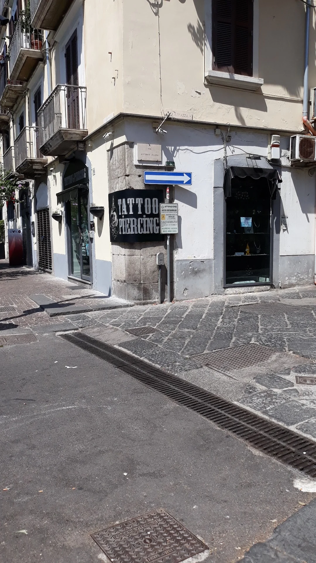Opla' Art Tattoo & Piercing tattoo shop in Salerno, SA