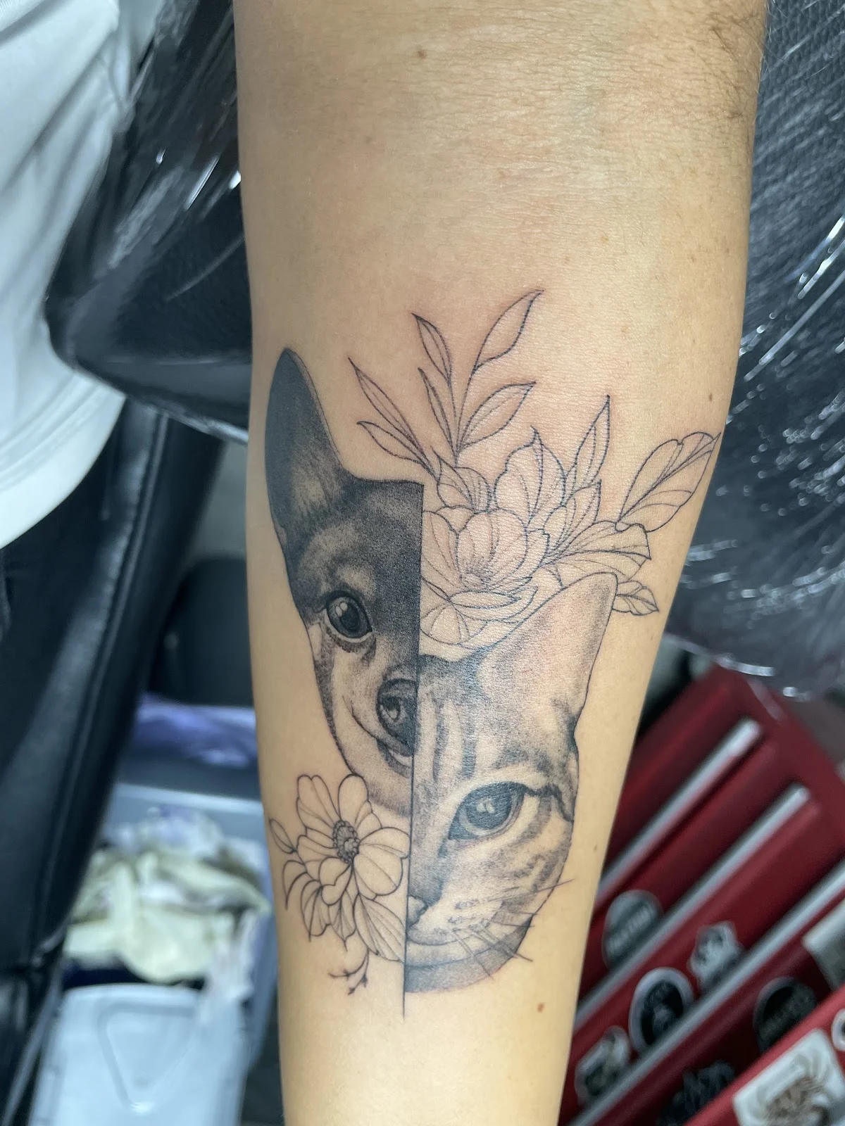 Marie Tattoos | Tatuaje Fine Line y floral tattoo shop in Badalona, CT