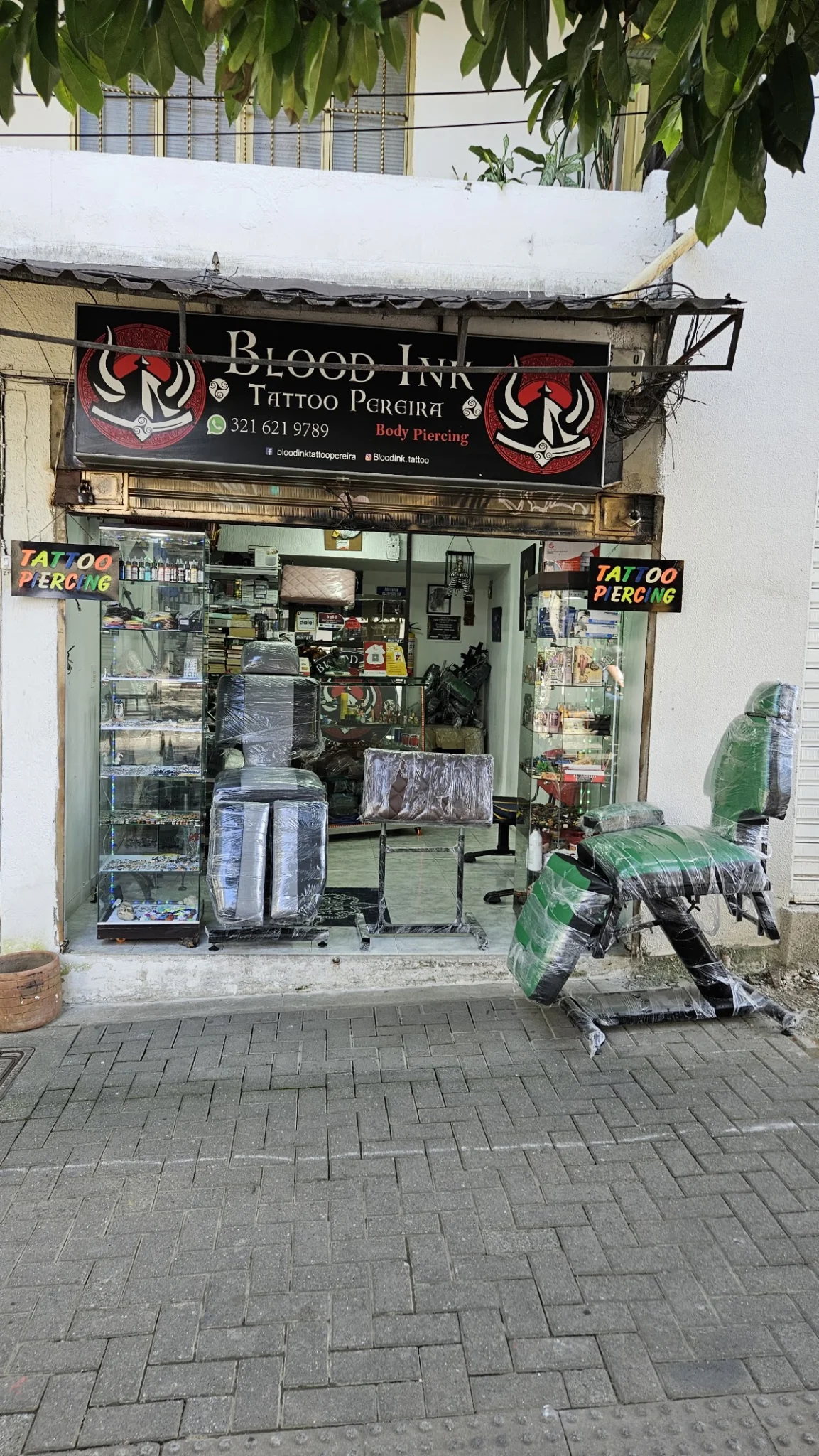 Blood Ink Tatto and Piercing tattoo shop in Pereira