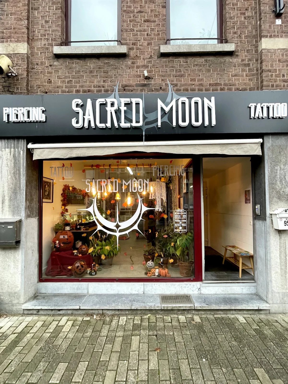 Sacred Moon - Piercing Tattoo tattoo shop in Liege