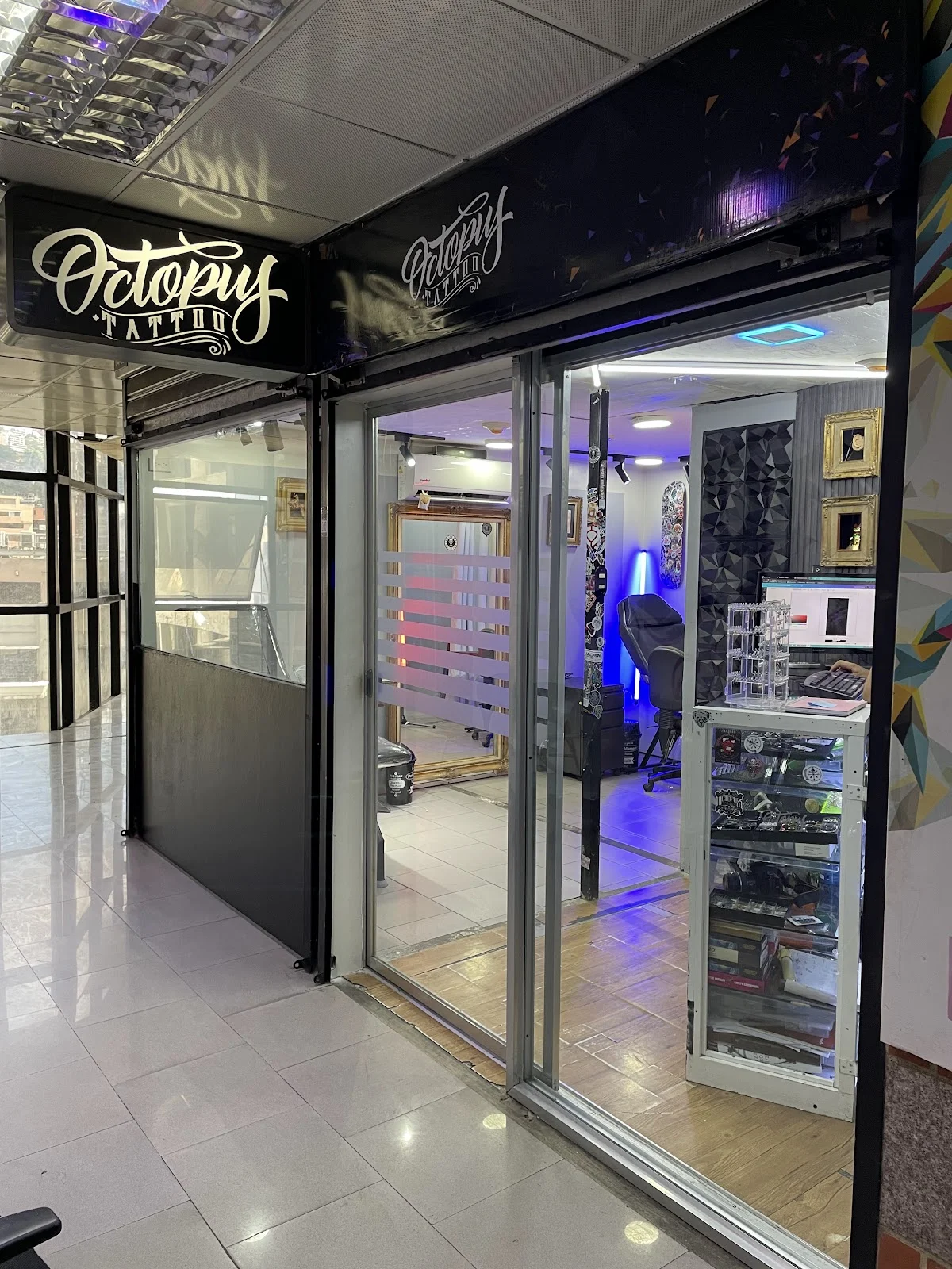 Octopus Tattoo y Piercings tattoo shop in Caracas