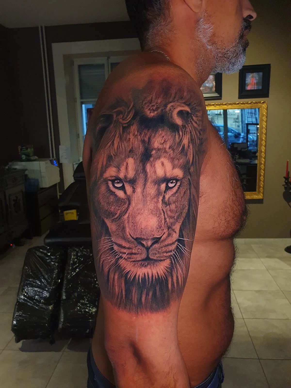 Realistic Tattoo Genève //Tatouage et Piercing Genève tattoo shop in Geneve